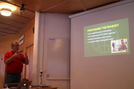 Ông Pelle Anderson - nhà sáng lập báo Metro đang trình bày về thị trường báo chí hiện nay